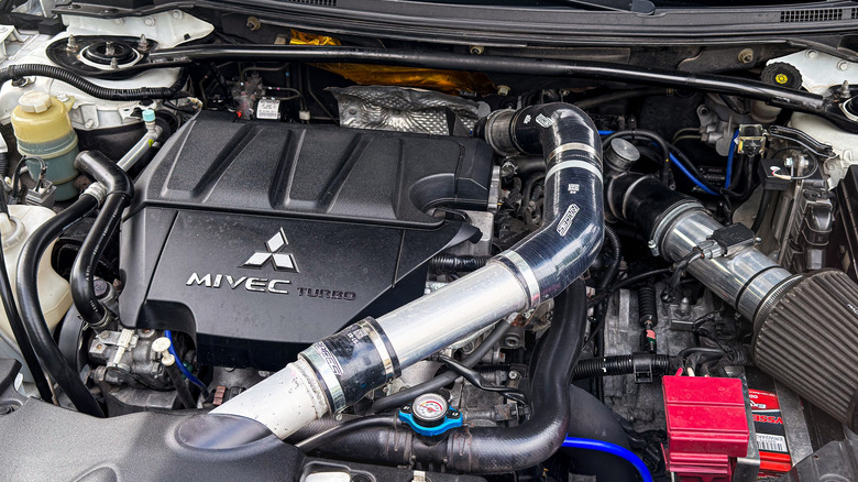 Двигатель Mitsubishi Lancer EVO X крупным планом.