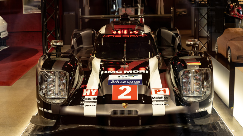 Вид спереди гоночного автомобиля Porsche 919 Le Mans.