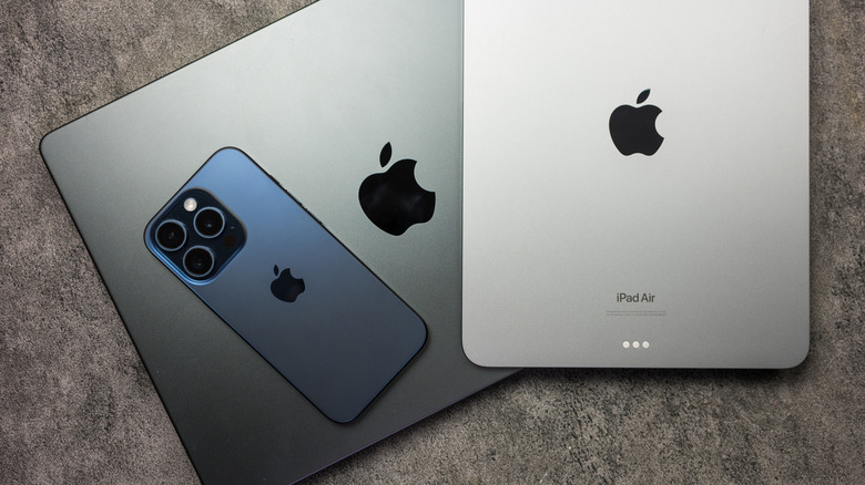 iPhone и iPad, помещенные в MacBook