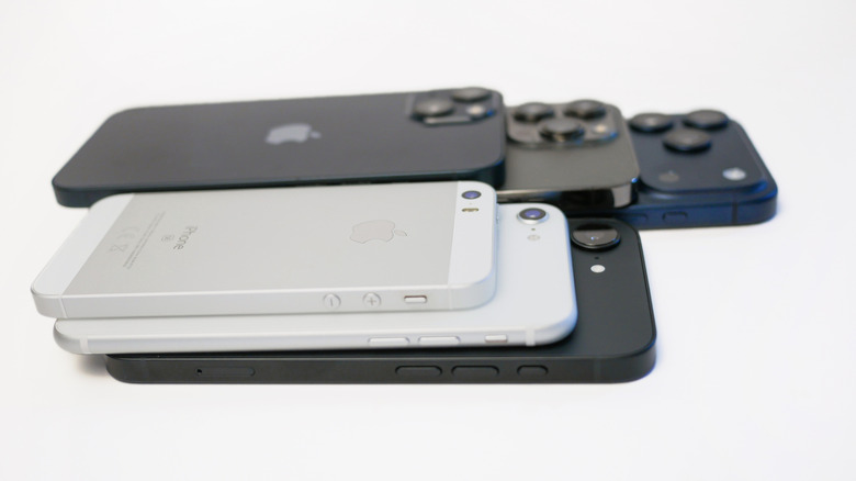 Несколько моделей iPhone на белом фоне