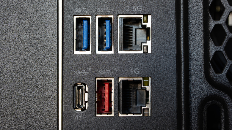Панель материнской платы компьютера с портами USB-A, USB-C, а также портами Ethernet 2,5G и 1G