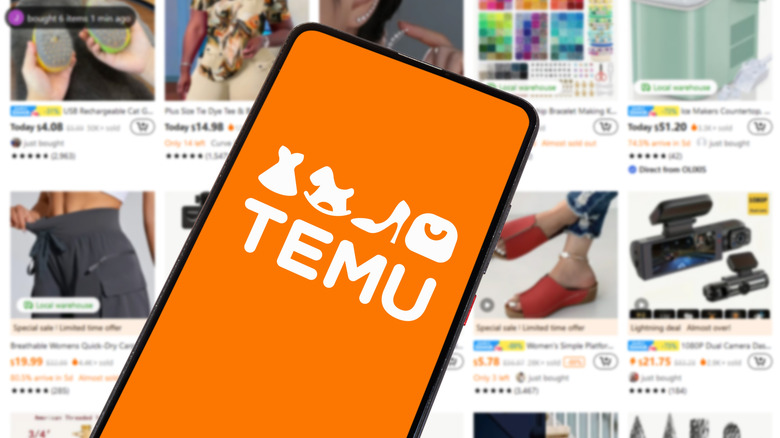 Изображение приложения Temu на телефоне со снимком экрана сайта Temu.