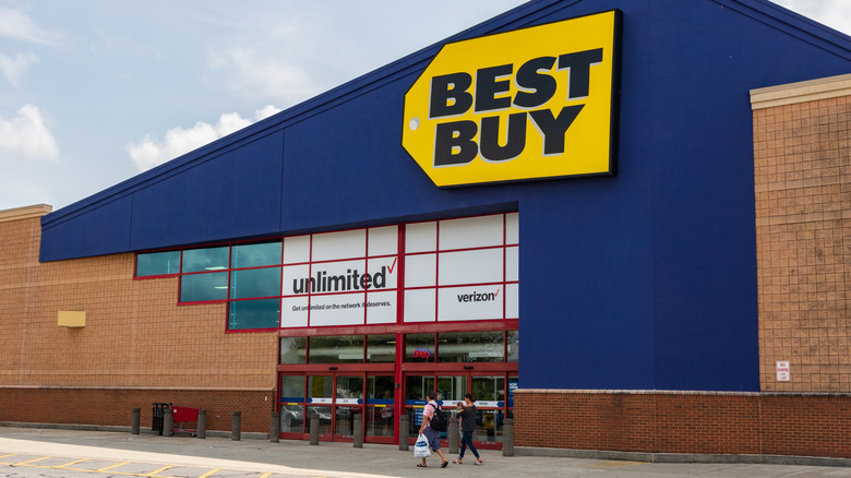 Люди выходят из магазина Best Buy.