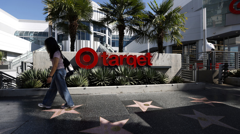 Изображение человека, говорящего возле знака Target.