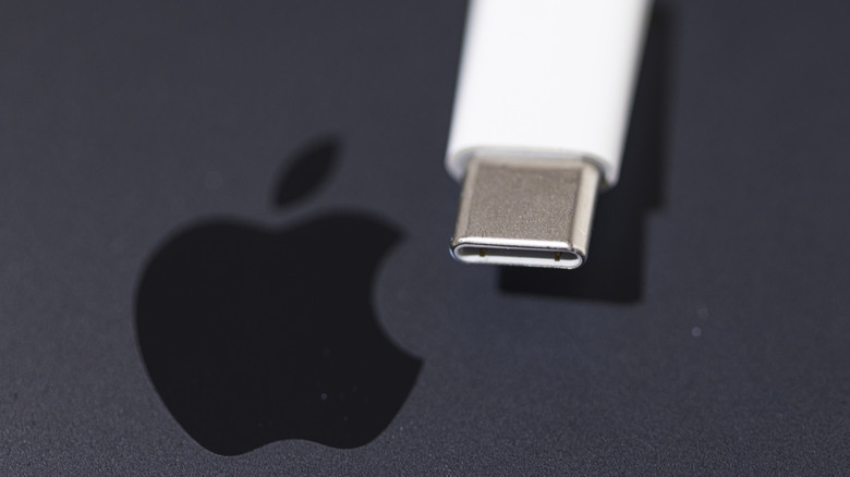 Изображение кабеля USB-C рядом с логотипом Apple.