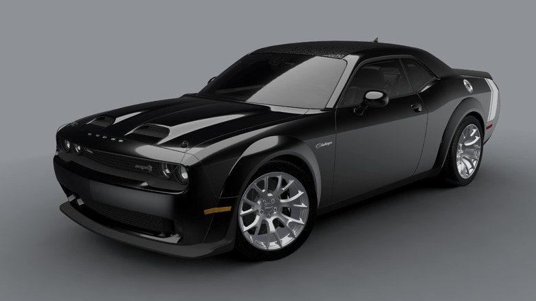 Dodge Challenger Hellcat Widebody, вид спереди в 3/4 в студийной обстановке