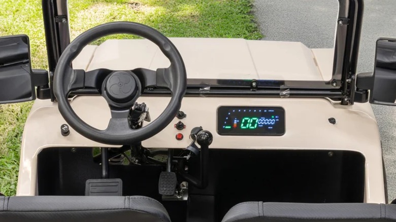 Руль и цифровой дисплей в мини-грузовике Massimo Motor.
