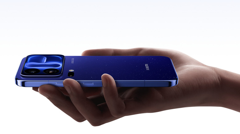 Рука держит синий телефон Xiaomi