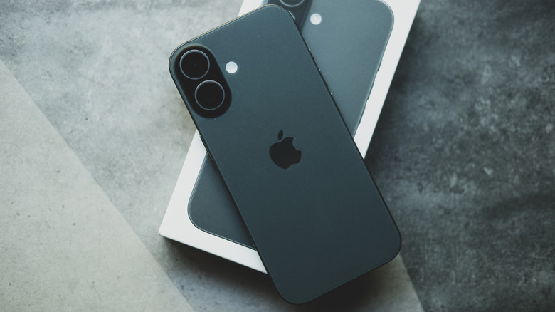 iPhone 17 на коробке