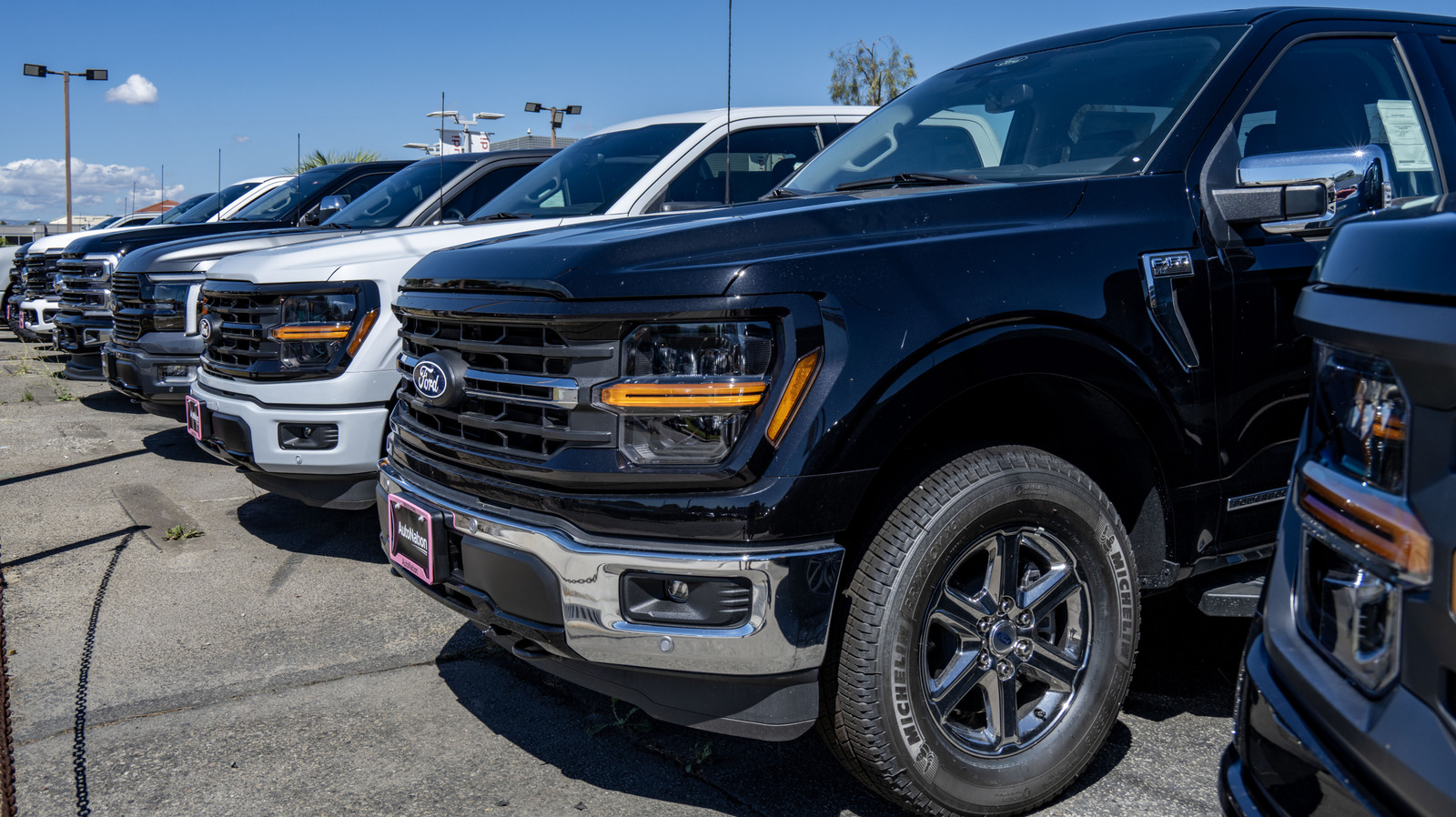 Ford возобновляет производство F-150 после закрытия легендарного завода в Дирборне