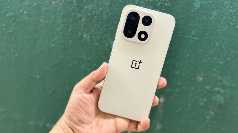 Вид OnePlus 15 сзади