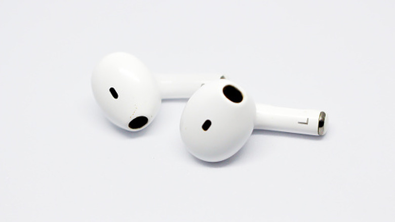 Пара Apple AirPods на белом фоне