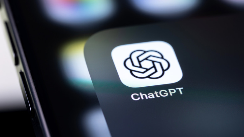 Крупный план ChatGPT на экране смартфона