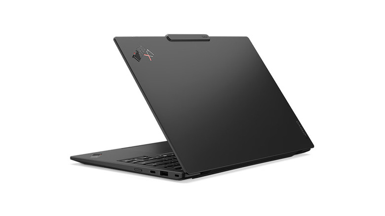 Ноутбук Lenovo на белом фоне