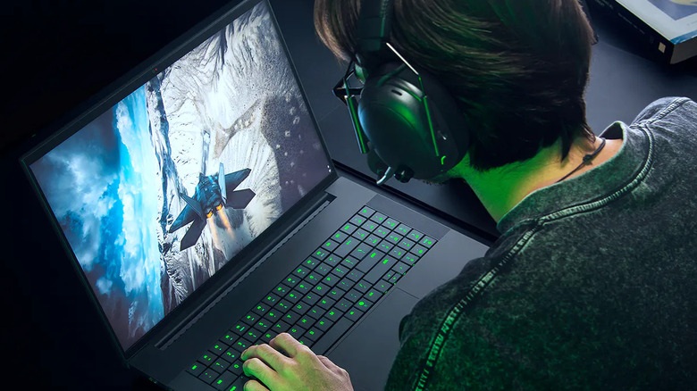 Человек играет на Razer Blade 18