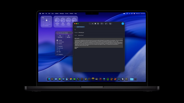 MacBook Pro на черном фоне