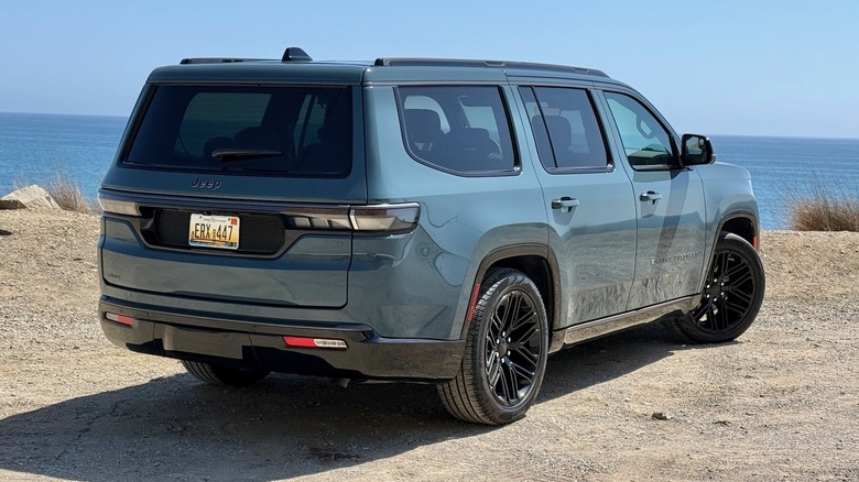 Jeep Grand Wagoneer 2026 года выпуска, задняя часть 3/4, припаркованная возле пляжа