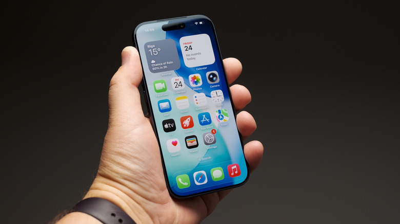 iPhone 17 с главной страницей.