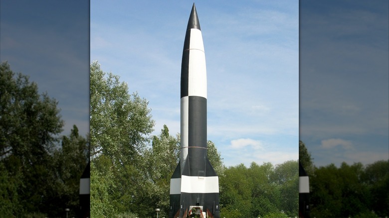 Ракета Фау-2 на выставке, показывающая ее черно-белый рисунок.