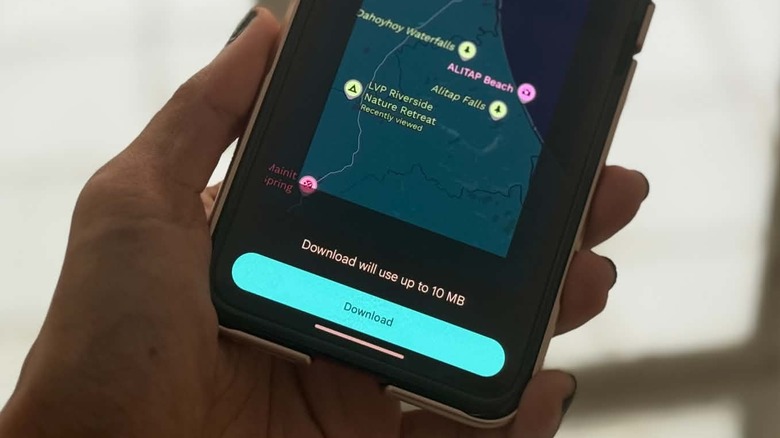 Страница загрузки офлайн-карты Google Maps видна на экране мобильного телефона