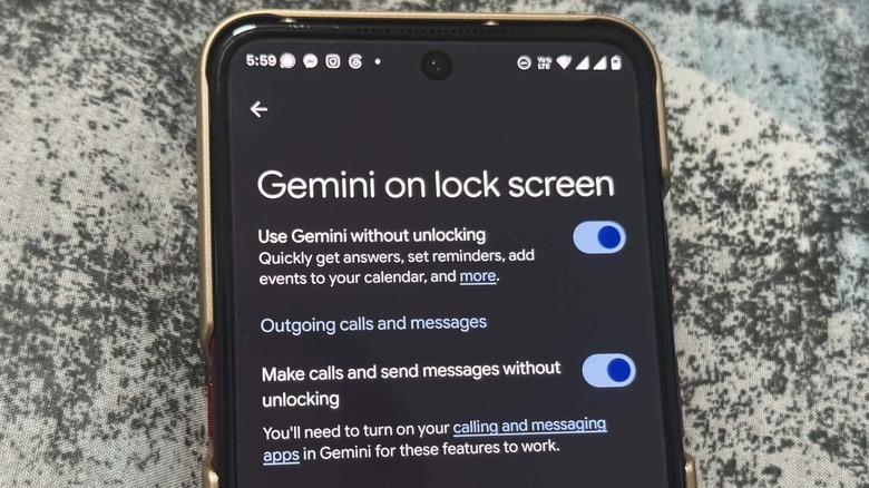 Страница настроек Gemini на экране блокировки находится на экране мобильного телефона.