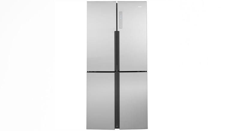 Четырехдверный холодильник марки Haier.