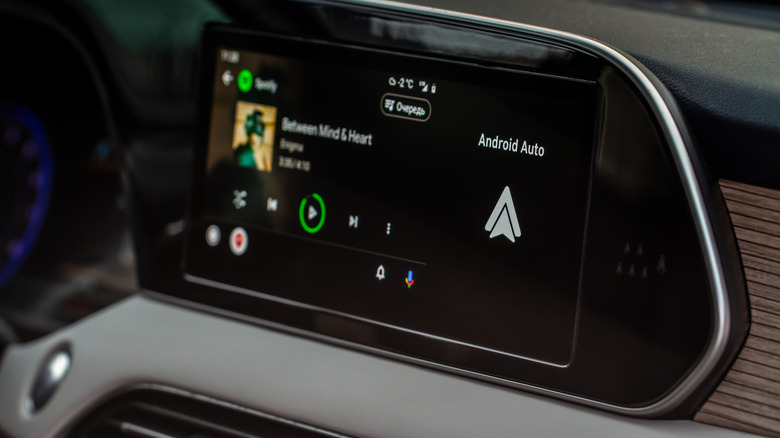 Крупный план Android Auto, воспроизводящего музыку на информационно-развлекательном дисплее автомобиля