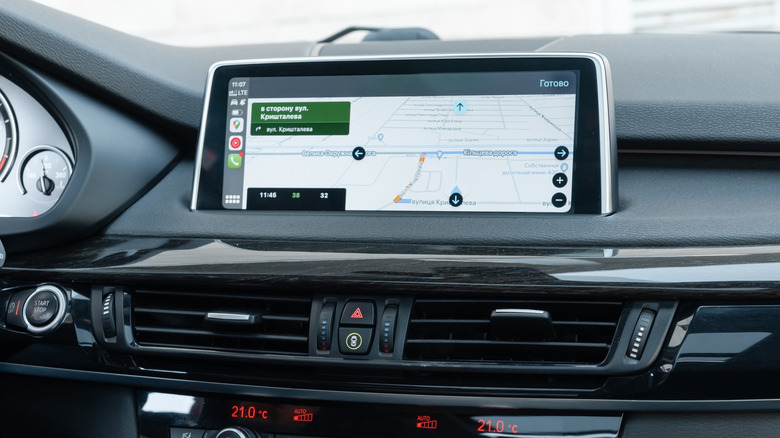 Экран навигации Android Auto на дисплее информационно-развлекательной системы автомобиля