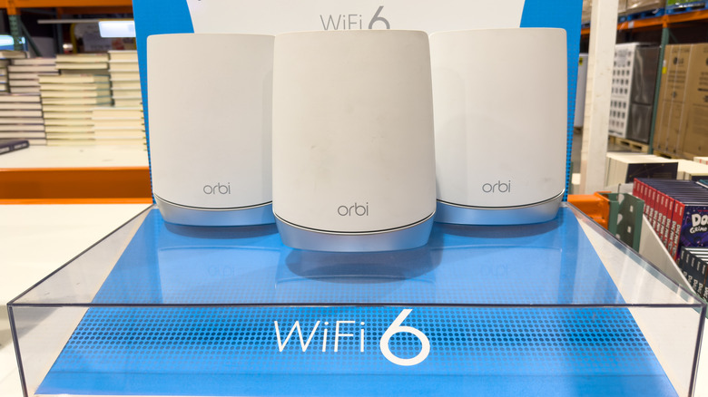 Ячеистая Wi-Fi-система Netgear Orbi выставлена ​​на витрине внутри магазина
