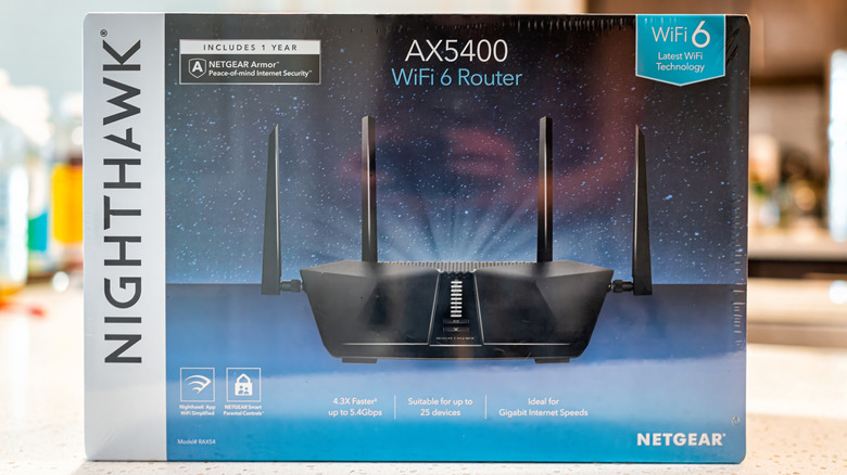 Пакет маршрутизаторов Netgear Nighthawk AX5400 WiFi 6 стоит на столе