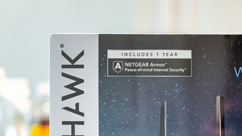 Бесплатное сообщение Netgear Armor на 1 год, напечатанное на коробке маршрутизатора Nighthawk.