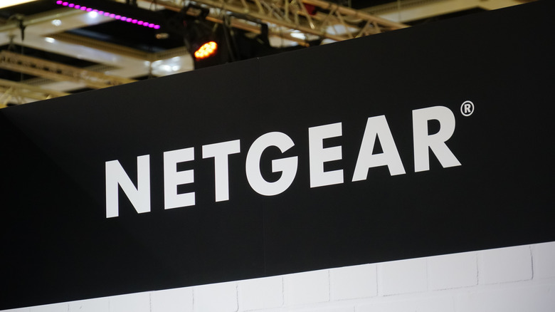 Знак Netgear в зале на технологическом мероприятии