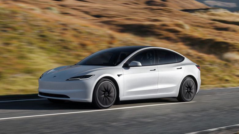 Белая Tesla Model 3 на горной дороге