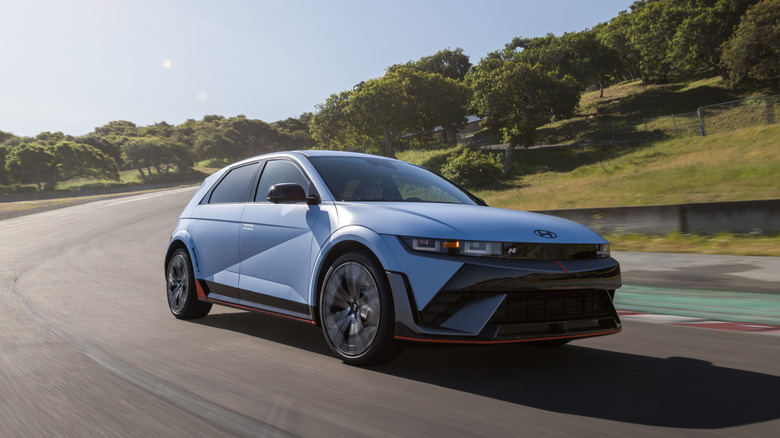 Синий Hyundai IONIQ 5 N с оранжевыми бликами на трассе