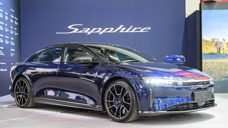 Синий Lucid Air Sapphire в выставочном зале.