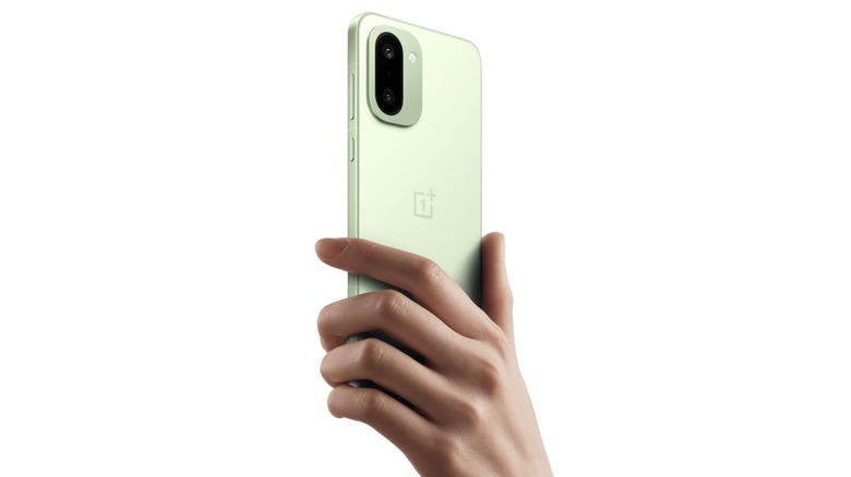 Рука держит телефон OnePlus 15R
