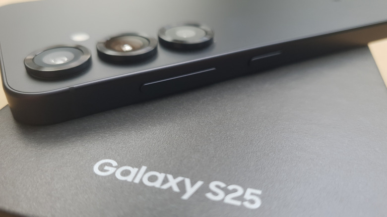 Телефон Samsung S25 на коробке