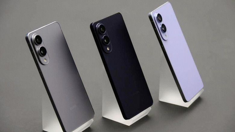 Трио тонких Samsung S25 Edge на выставке в магазине