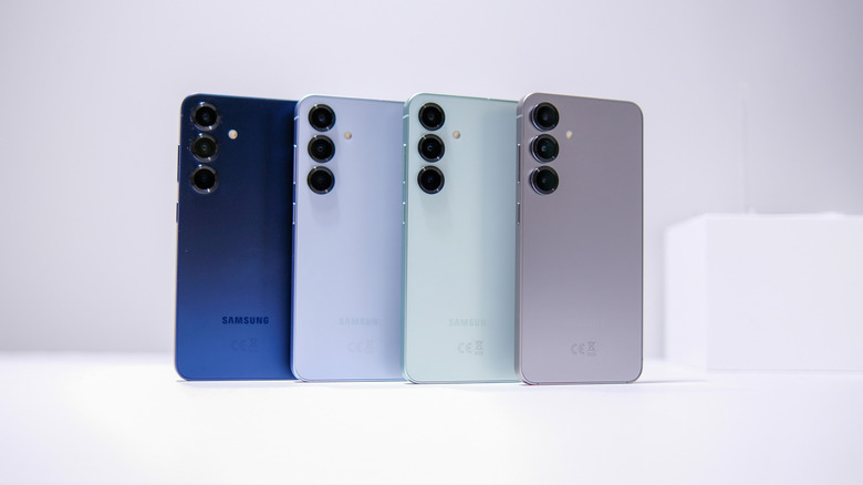 Четыре телефона Galaxy S25 разного цвета