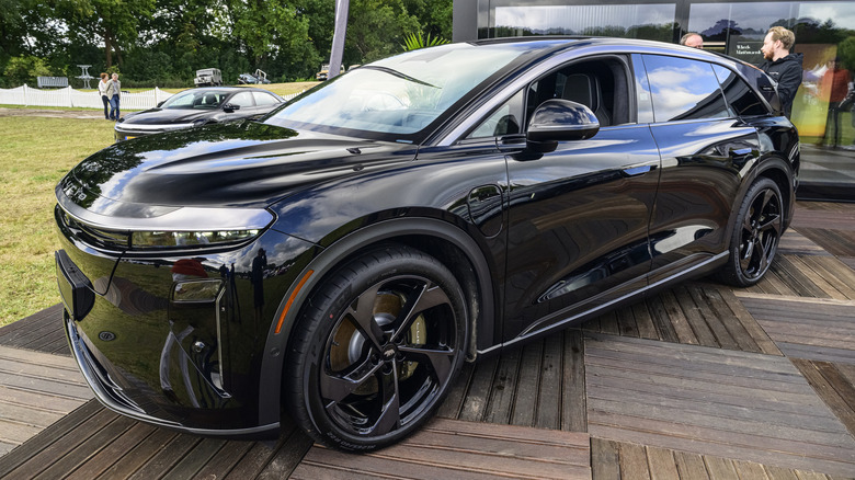 На витрине припаркован черный Lucid Gravity Grand Touring.