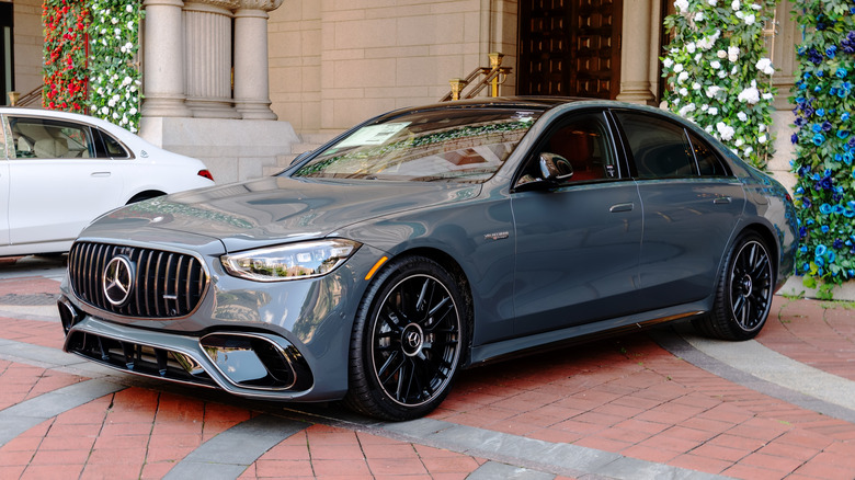 Припаркованный серый Mercedes-AMG S 63 E Performance.