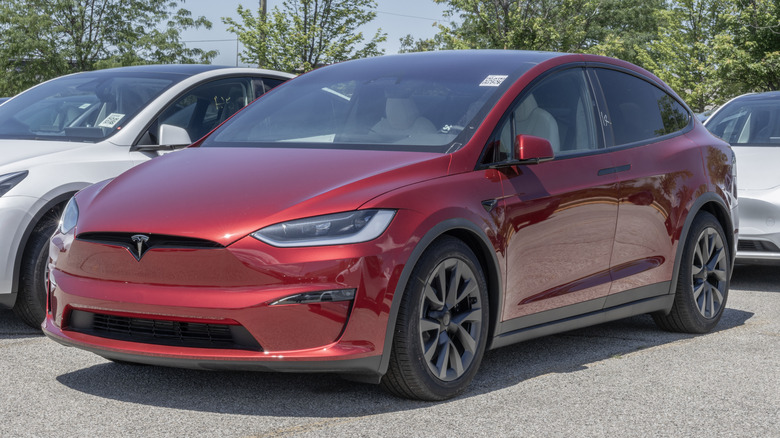 Припаркован красный Tesla Model X Plaid.