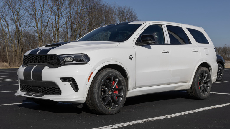 Припаркованный белый Dodge Durango SRT Hellcat.