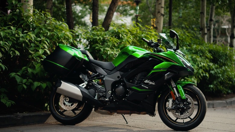 Припаркованный туристический мотоцикл Kawasaki.