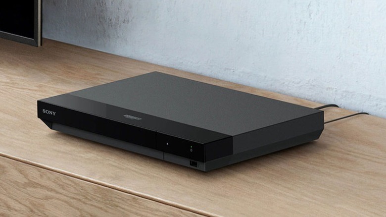 Blu-ray-плеер Sony UBP-X700U на деревянной полке