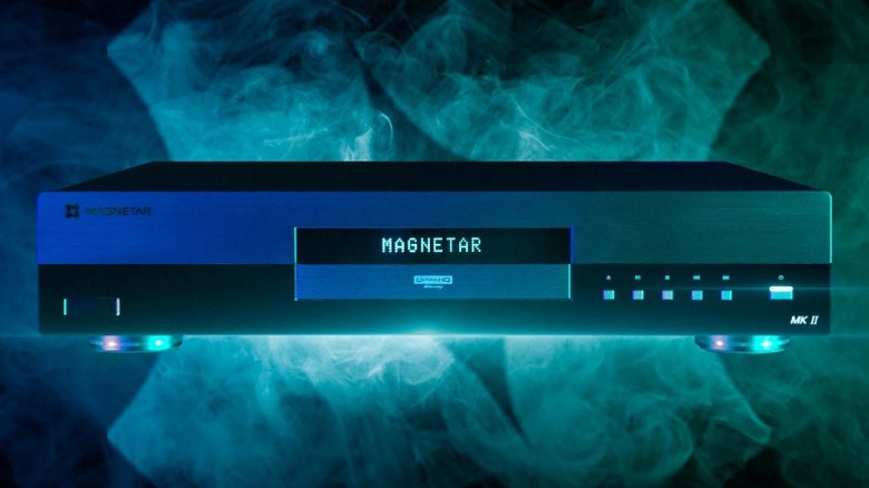 Magnetar UDP800 MkII в сине-зеленом освещении на дымчатом фоне.