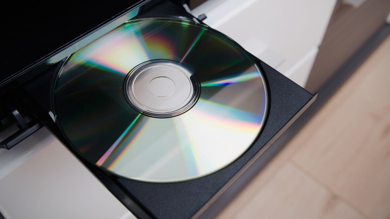 Крупный план открытого лотка для проигрывателя Blu-ray с чистым серебряным диском