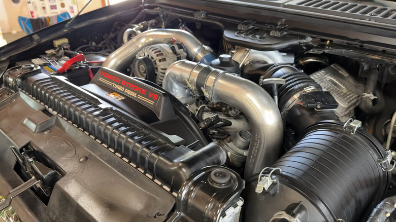 Взгляд на модифицированный 6.0 Power Stroke под капотом неопознанного грузовика Ford.