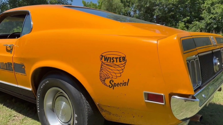 Крупный план показа Twister Special Mustang 1970 года выпуска. 