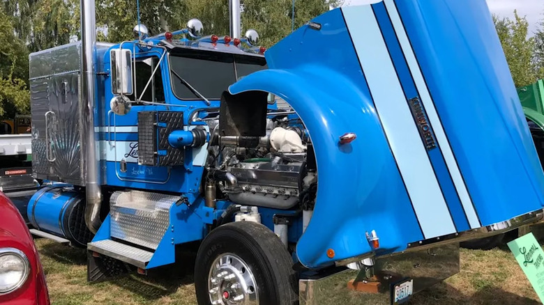 Припаркованный полуприцеп с открытым капотом, на котором виден двигатель Detroit Diesel 12V 71.